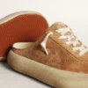 Damen-Sabot „Space-Star“ aus tabakfarbenem Wildleder mit perforiertem Stern