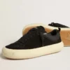 Damen-Schuh „Space-Star Cube“ aus schwarzem Wildleder mit perforiertem Stern