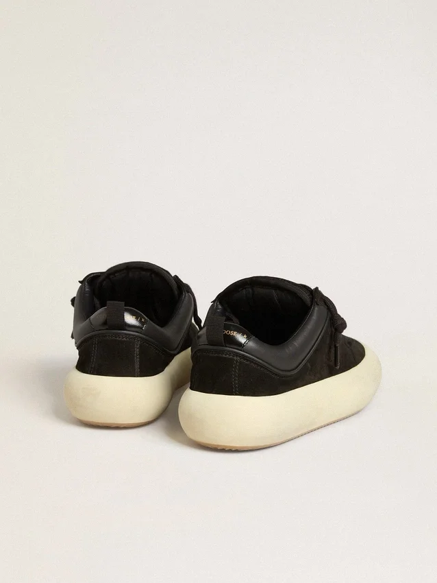 Damen-Schuh „Space-Star Cube“ aus schwarzem Wildleder mit perforiertem Stern