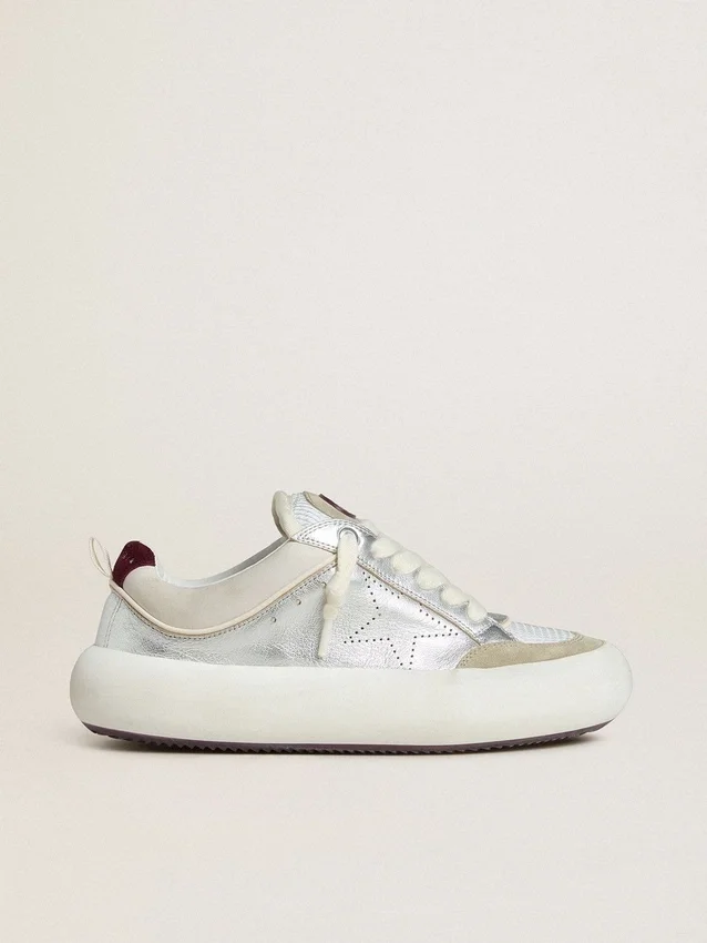 Damen-Schuhe „Space-Star Cube“ aus eisgrauem und silbernem Leder mit burgunderroter Fersenlasche