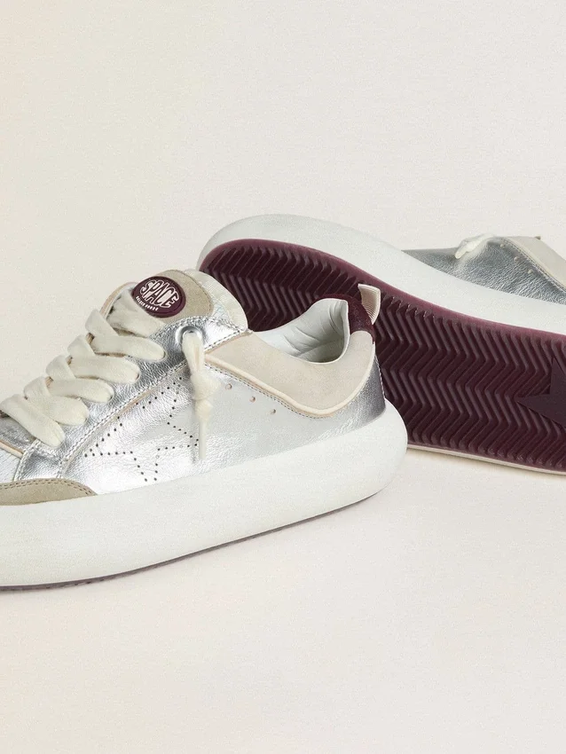Damen-Schuhe „Space-Star Cube“ aus eisgrauem und silbernem Leder mit burgunderroter Fersenlasche