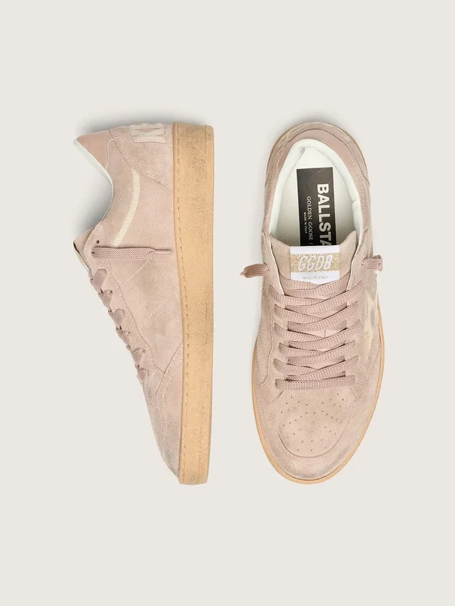 Damen-Sneaker „Ball Star“ aus puderrosa Wildleder mit metallisch-goldenem Stern