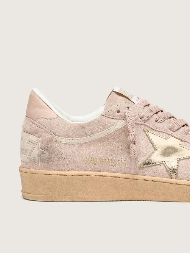 Damen-Sneaker „Ball Star“ aus puderrosa Wildleder mit metallisch-goldenem Stern