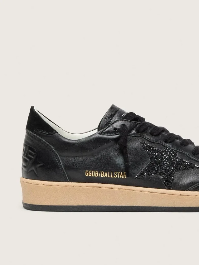 Damen-Sneaker „Ball Star“ aus schwarzem Nappaleder mit schwarzem Glitzerstern und Fersenlasche aus Wildleder