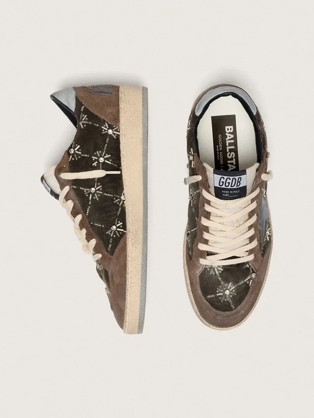 Damen-Sneaker „Ball Star LAB“ aus braunem Matelassé-Samt mit Strasssteinen und schwarzem Lederstern