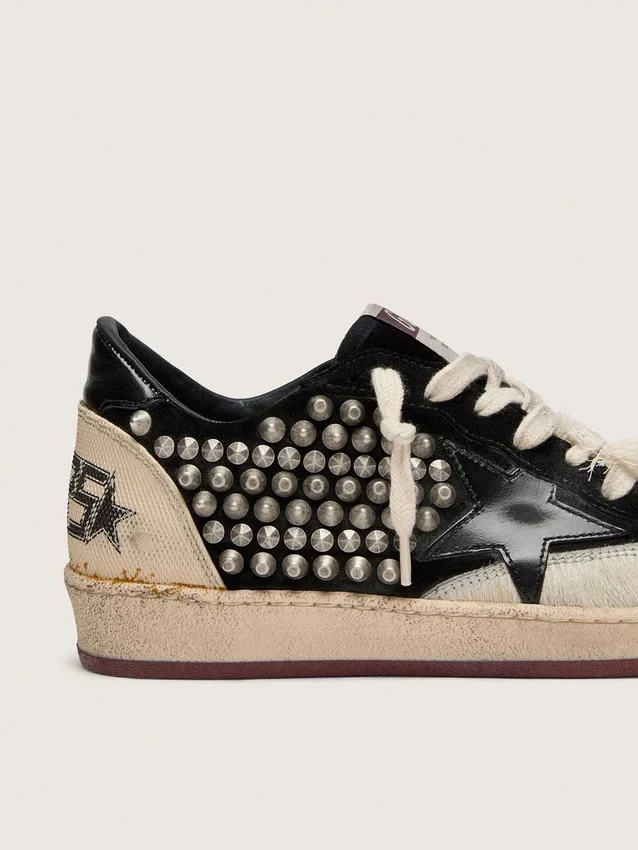 Damen-Sneaker „Ball Star LAB“ aus schwarzem Wildleder mit Nieten und glänzendem schwarzen Lederstern