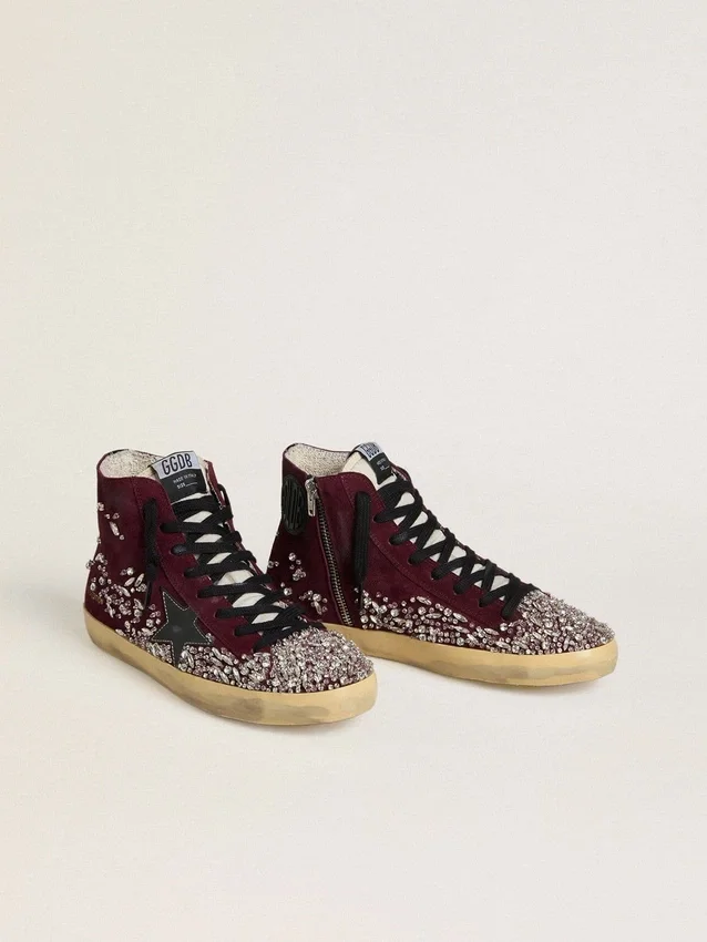 Damen-Sneaker „Francy LAB“ aus burgunderrotem Wildleder mit glänzendem schwarzem Lederstern und Strasssteinen