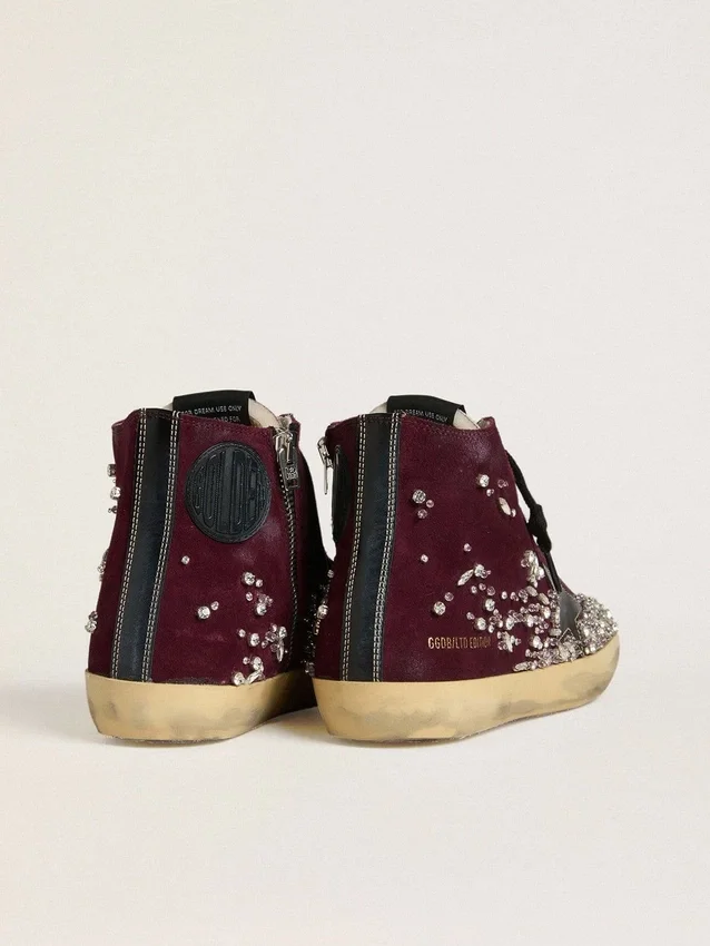 Damen-Sneaker „Francy LAB“ aus burgunderrotem Wildleder mit glänzendem schwarzem Lederstern und Strasssteinen