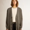 Damen-Strickjacke aus meliertem grauen Baumwollstoff mit Logo auf der Rückseite