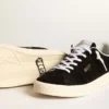 Damen-Tennisschuhe aus schwarzem Wildleder mit weißer Lederlasche an der Ferse