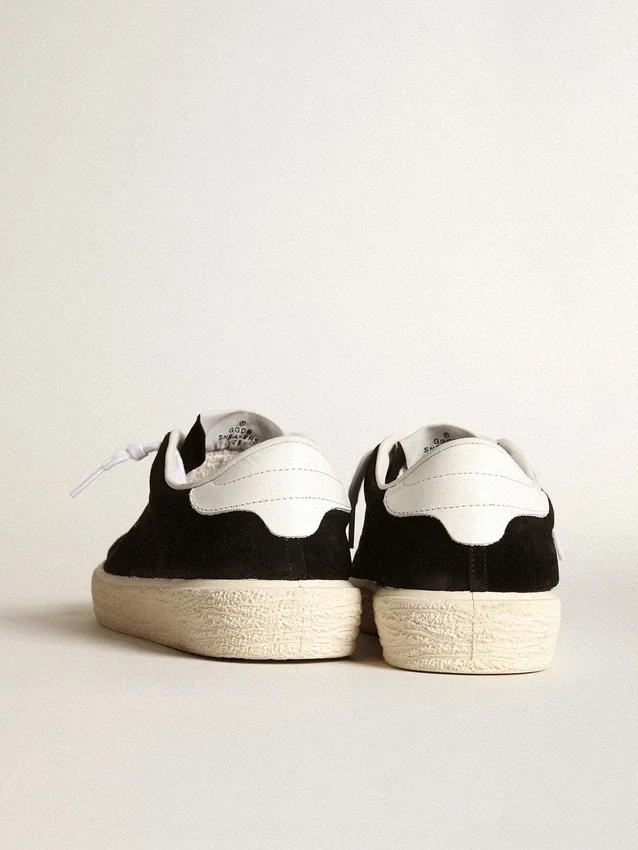 Damen-Tennisschuhe aus schwarzem Wildleder mit weißer Lederlasche an der Ferse
