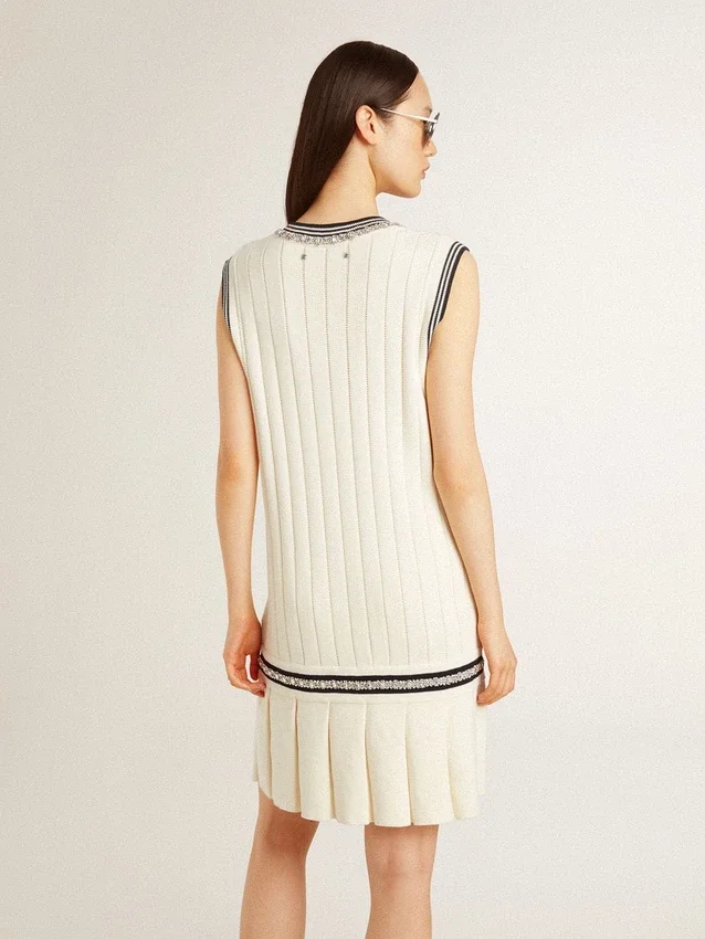 Damen-Westenkleid aus gewaschener weißer Baumwolle mit dunkelblauen Rippbündchen und Kristallen