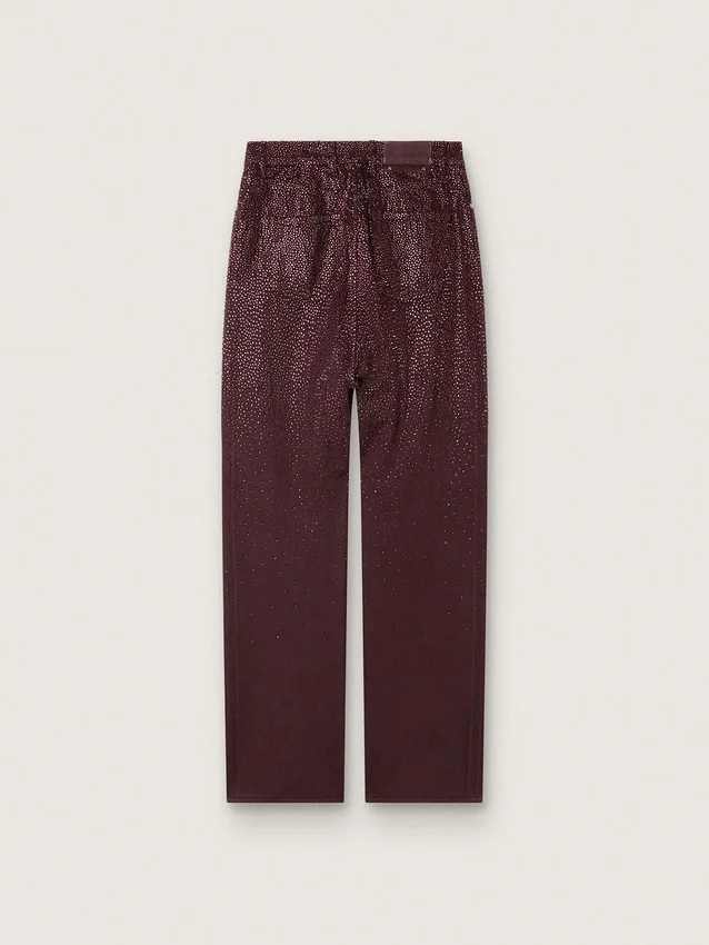 Damenjeans aus burgunderrotem Denim mit Kristallen in Farbverlauf