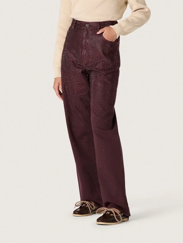 Damenjeans aus burgunderrotem Denim mit Kristallen in Farbverlauf