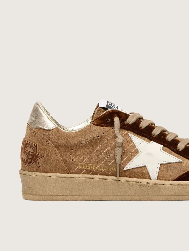 Damenmodell „Ball Star“ aus tabakfarbenem Wildleder mit weißem Lederstern und cognacfarbenen Samteinsätzen