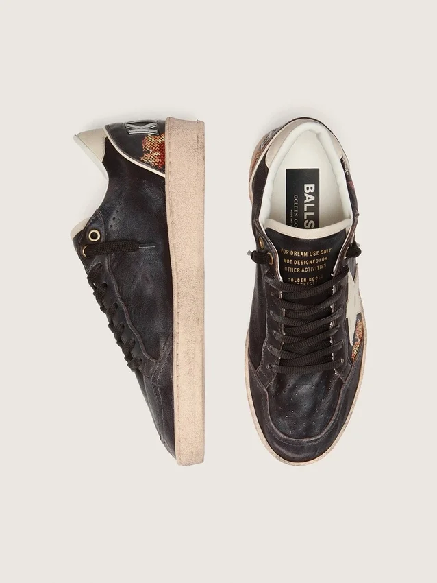 Damenmodell „Ball Star LTD“ aus Ebenholz-Nappa mit mehrfarbiger Stickerei und weißem Stern