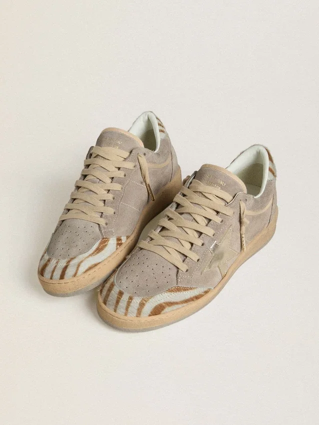 Damenmodell „Ball Star LTD“ aus Wildleder mit Stern aus Metallic-Leder und Fersenlasche aus Zebra-Ponyfell