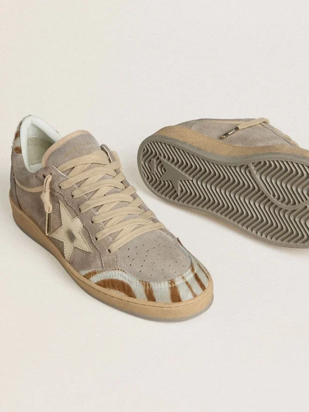 Damenmodell „Ball Star LTD“ aus Wildleder mit Stern aus Metallic-Leder und Fersenlasche aus Zebra-Ponyfell
