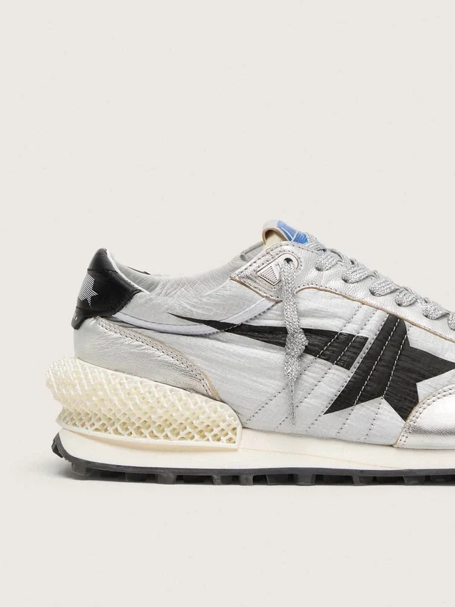 Herren-Marathon mit Obermaterial aus silbernem Ripstop-Nylon und schwarzem Stern