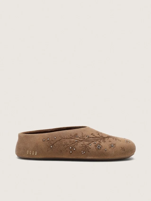 Damenmodell „Tierra“ aus tabakfarbenem Wildleder mit Blumenmotiv und Nieten