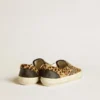 Damenmodell VCE Penstar aus Ponyfell mit Leopardenmuster und schwarzer Lederlasche an der Ferse