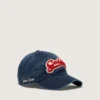 Denimblaue Baseballkappe mit rot-weißem „Golden“-Aufnäher aus Frottee