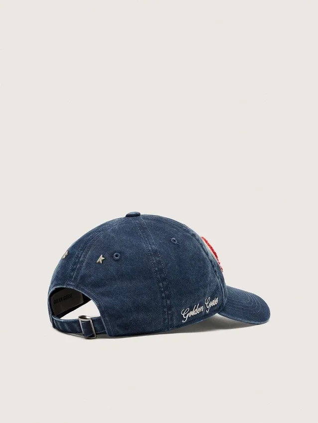 Denimblaue Baseballkappe mit rot-weißem „Golden“-Aufnäher aus Frottee