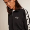 Dunkelblaues Sweatshirt mit Reißverschluss, weißem Streifen und kontrastierenden Sternen