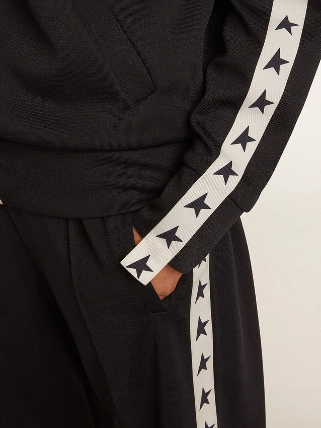 Dunkelblaues Sweatshirt mit Reißverschluss, weißem Streifen und kontrastierenden Sternen