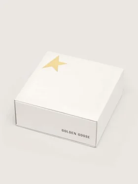 Dunkelgrüne Baumwollschnürsenkel mit kontrastierendem goldfarbenem Logo