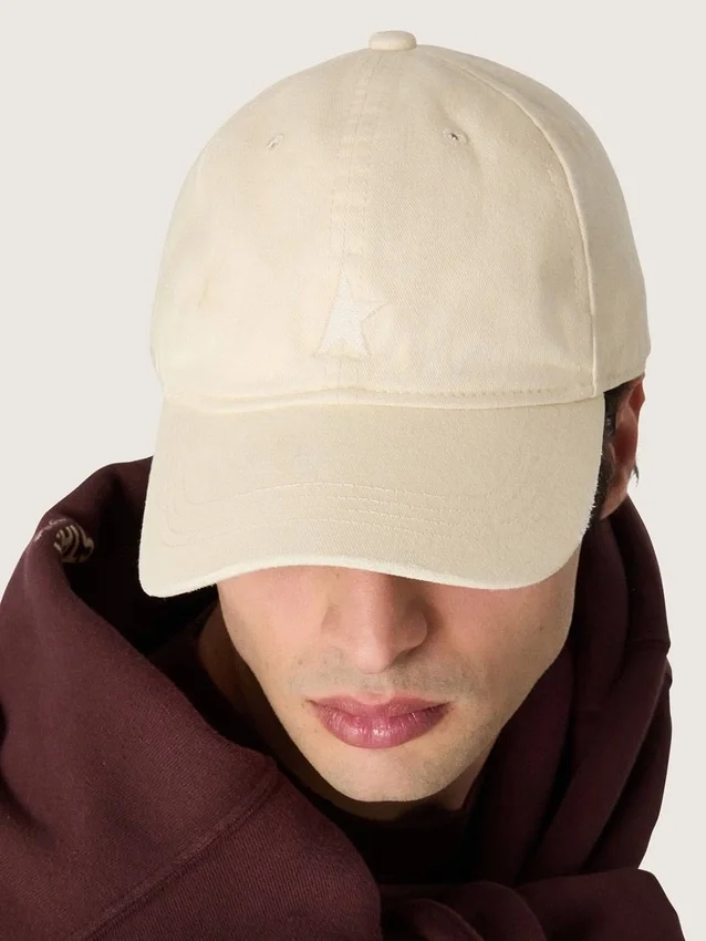Ecrufarbene Baseballkappe mit Ton-in-Ton-gesticktem Stern