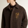 Einreihiger „Journey“-Herrenmantel aus knitterfreier Wollmischung mit Blumenanstecker