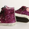 Francy-Sneaker mit Pailletten und handgeschriebener Schrift auf der Außensohle