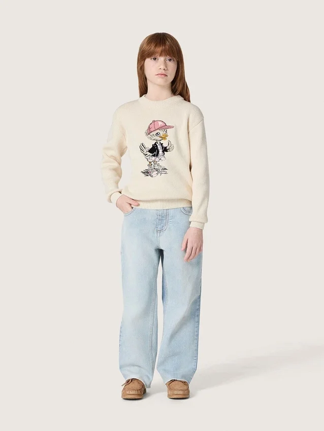 Goldfarbener Mädchenpullover aus weißem Baumwollgarn mit Maskottchen-Stickerei