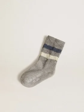 Graue Kindersocken mit Used-Look-Details und abgenutzten weißen und blauen Streifen