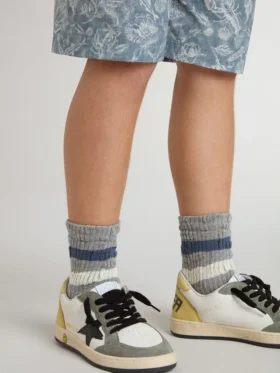 Graue Kindersocken mit Used-Look-Details und abgenutzten weißen und blauen Streifen