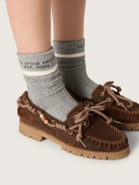 Graue Socken mit Umschlag und burgunderroten sowie cremefarbenen Details
