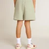 Hellgrüne Shorts mit weißem Stern