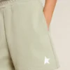 Hellgrüne Shorts mit weißem Stern