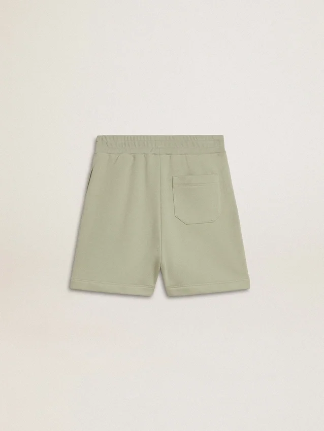 Hellgrüne Shorts mit weißem Stern