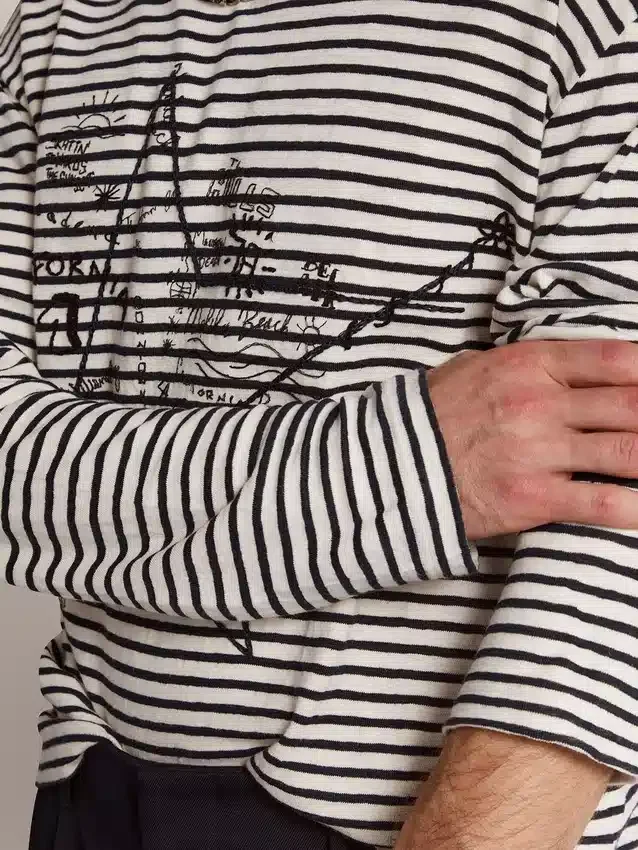 Herren-Hemd mit weißen und blauen Streifen und Stickerei auf der Vorderseite
