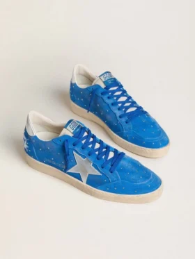 Herren-Modell „Ball Star“ aus hellblauem Wildleder mit Nieten und silbernem Metallic-Lederstern