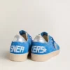 Herren-Modell „Ball Star“ aus hellblauem Wildleder mit Nieten und silbernem Metallic-Lederstern