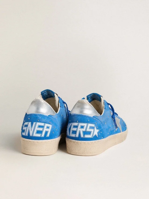 Herren-Modell „Ball Star“ aus hellblauem Wildleder mit Nieten und silbernem Metallic-Lederstern