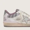Herren-Modell „Ball Star LAB“ aus weißem Nylon und Ponyfell mit silbernem Stern und lila Einsätzen