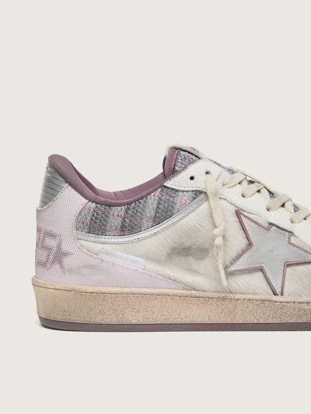 Herren-Modell „Ball Star LAB“ aus weißem Nylon und Ponyfell mit silbernem Stern und lila Einsätzen