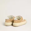 Herren-Schuh „Space-Star Cube“ aus tabakfarbenem Wildleder mit perforiertem Stern