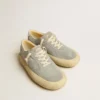 Herren-Schuhe „Space-Star“ aus eisgrauem Wildleder mit perforiertem Stern