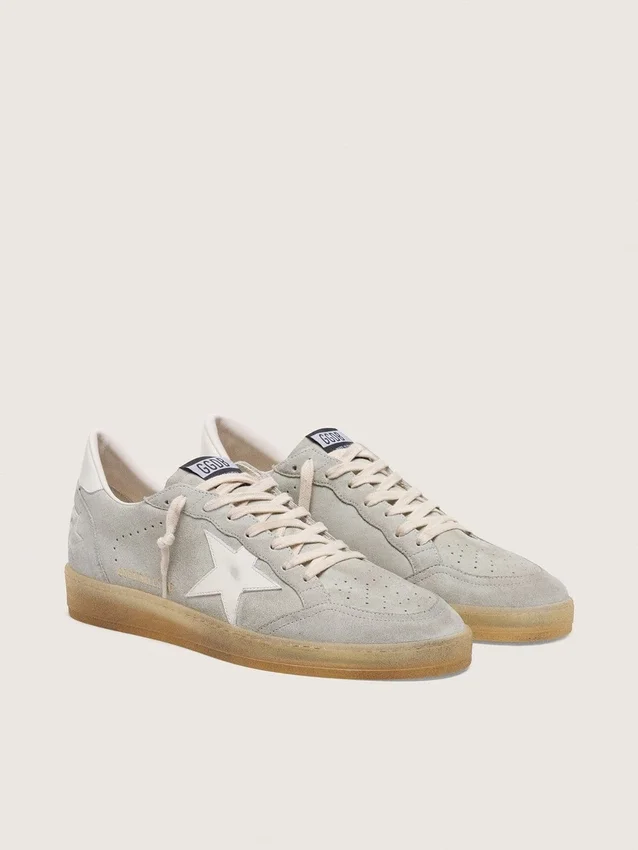 Herren-Sneaker „Ball Star“ aus hellgrauem Wildleder mit weißem Lederstern