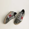 Herren-Sneaker „Ball Star LTD“ aus silbernem Laminatleder mit rotem Stern aus Wildleder und schwarzen Einsätzen